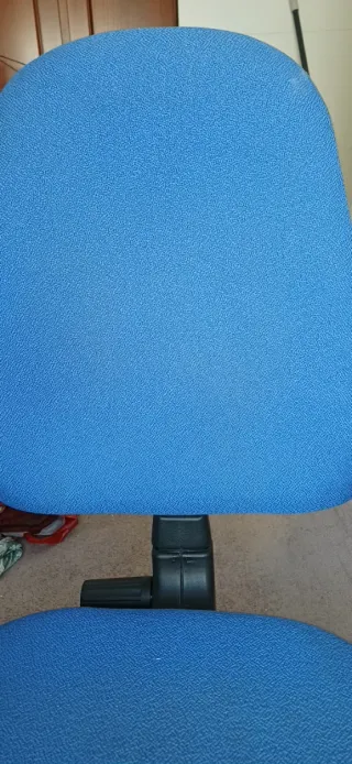 Silla de escritorio azul con reposabrazos