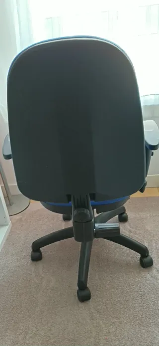 Silla de escritorio azul con reposabrazos