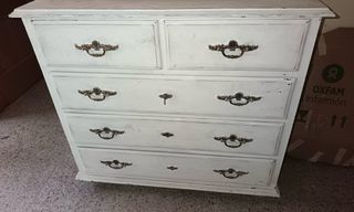 Cajonera madera blanca con tiradores dorados