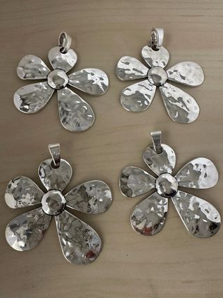 Lote 34 colgantes de flor Zamak – Profesional