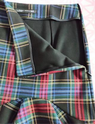 Falda mini tartán con volante Zara