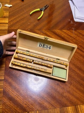 Caja de sellos de madera con letras