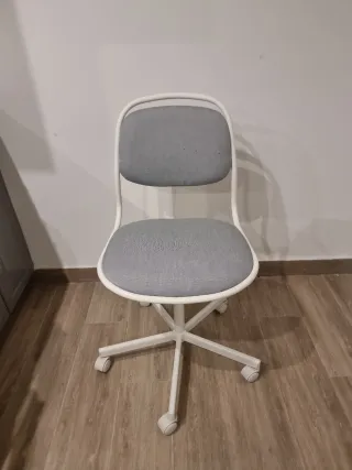 Silla de oficina gris y blanca Regulable en altura