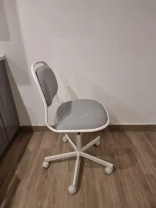 Silla de oficina gris y blanca Regulable en altura