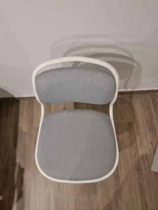 Silla de oficina gris y blanca Regulable en altura