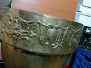 Macetero de metal dorado con leones