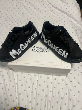 Sneakers Alexander McQueen nere con dettagli bianchi