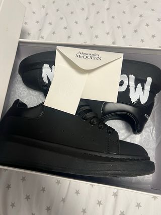 Sneakers Alexander McQueen nere con dettagli bianchi