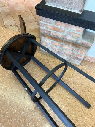 Taburetes de madera y hierro