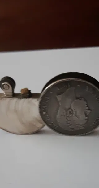 Encendedor de bolsillo, moneda.