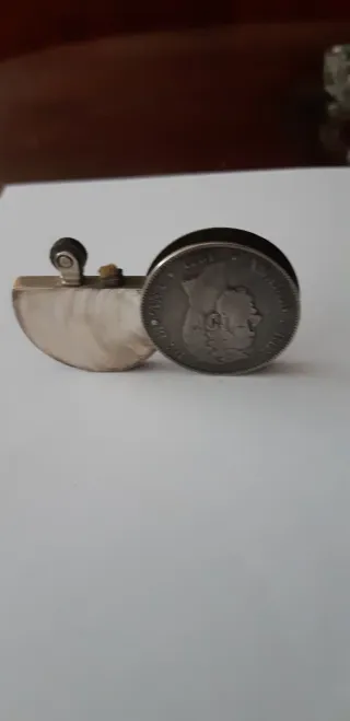 Encendedor de bolsillo, moneda.