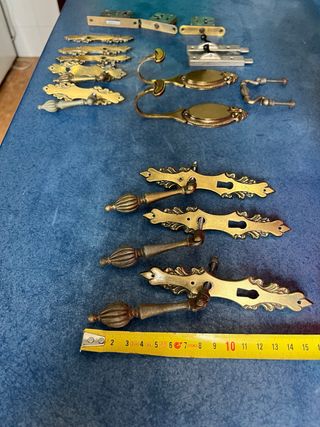 Antiguos tiradores y pestillos de metal