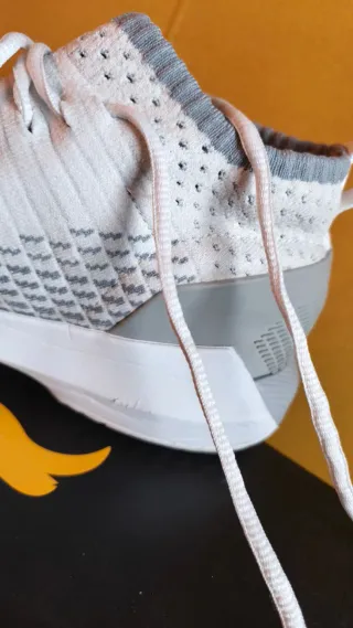 Zapatillas Under Armour Grises y Blancas