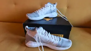 Zapatillas Under Armour Grises y Blancas