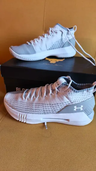 Zapatillas Under Armour Grises y Blancas