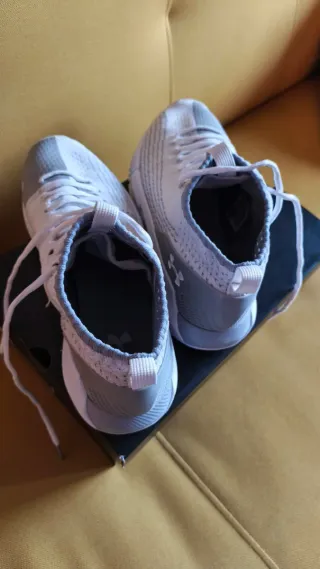 Zapatillas Under Armour Grises y Blancas
