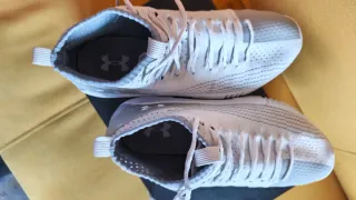 Zapatillas Under Armour Grises y Blancas