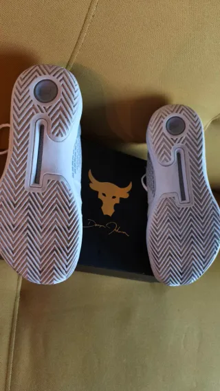 Zapatillas Under Armour Grises y Blancas