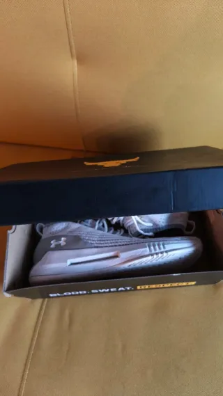 Zapatillas Under Armour Grises y Blancas