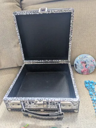 Maletín: joyero, maquillaje más bisutería