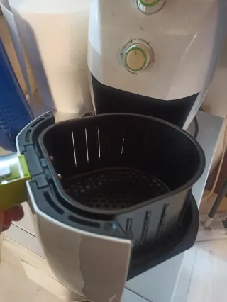 Freidora de aire blanca cecotec tamaño mediana