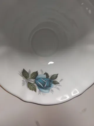 Taza y plato de porcelana