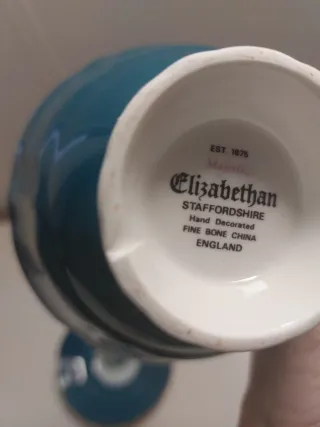 Taza y plato de porcelana