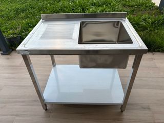 Fregadero de acero inoxidable con escurridor.