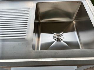 Fregadero de acero inoxidable con escurridor.