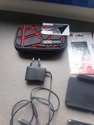 Pacchetto Nintendo 3DS + Caricatore + Accessori