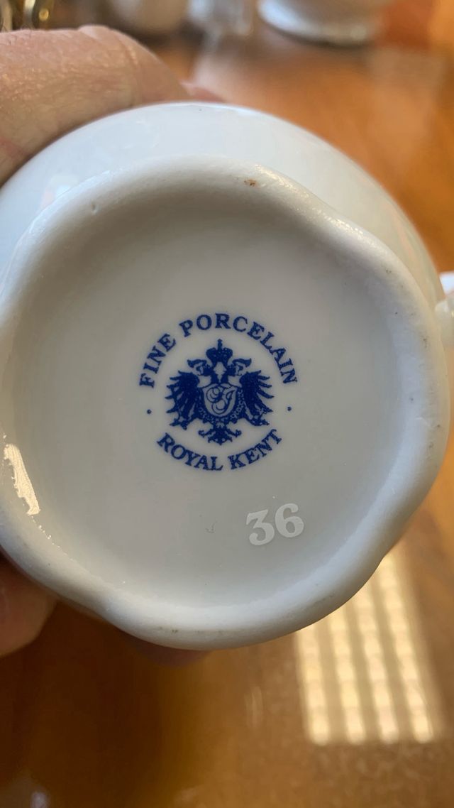 Candelabro de metal dorado con jinete de bronce