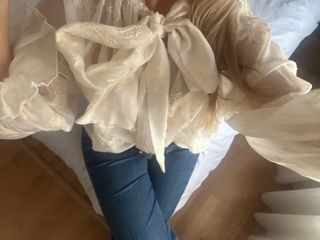 Blusa blanca con lazo y estampado dorado