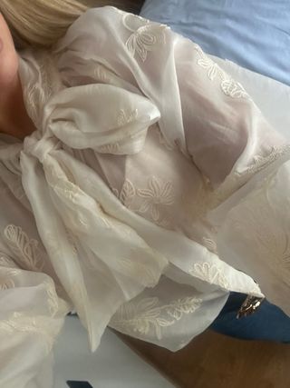 Blusa blanca con lazo y estampado dorado