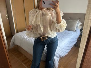 Blusa blanca con lazo y estampado dorado
