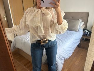 Blusa blanca con lazo y estampado dorado