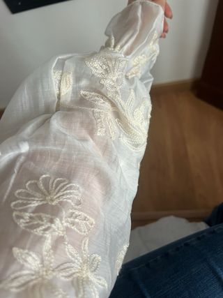 Blusa blanca con lazo y estampado dorado