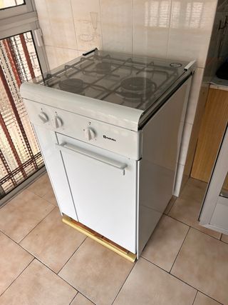 Cocina de gas blanca con cristal