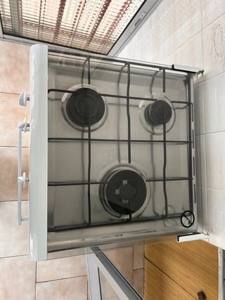 Cocina de gas blanca con cristal