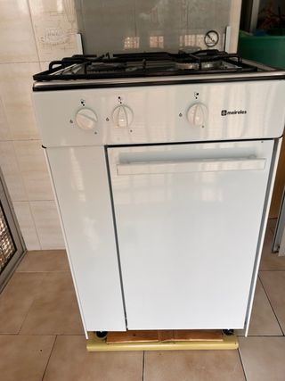 Cocina de gas blanca con cristal