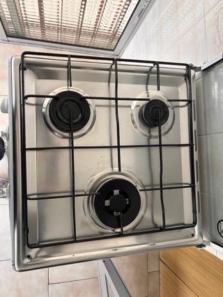 Cocina de gas blanca con cristal