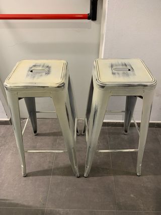 2 Taburetes de Metal Apilables