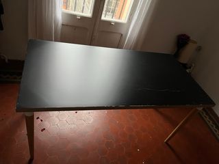 Mesa de escritorio negra y madera