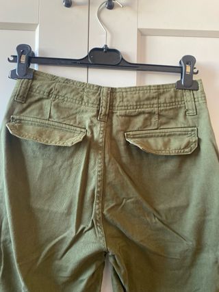 Pantalón cargo militar Bershka verde