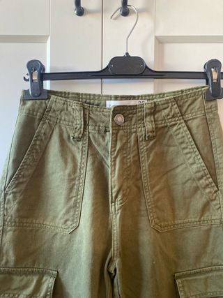 Pantalón cargo militar Bershka verde