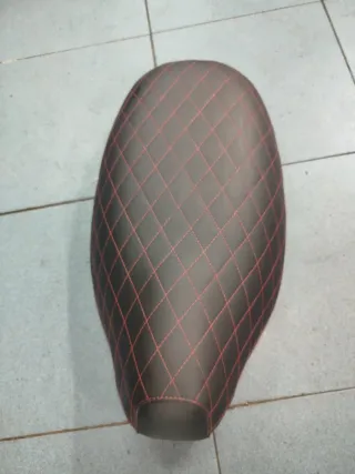 Asiento Piaggio Typhoon Negro con Costuras Rojas