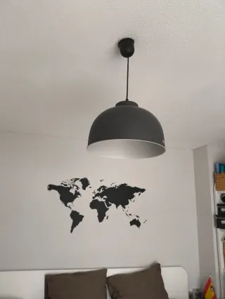 Lámpara de techo gris, con texto en blanco