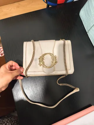 Bolso blanco con cadena dorada