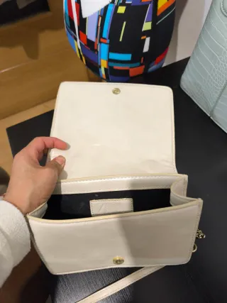 Bolso blanco con cadena dorada
