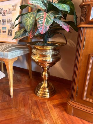 Macetero dorado de metal