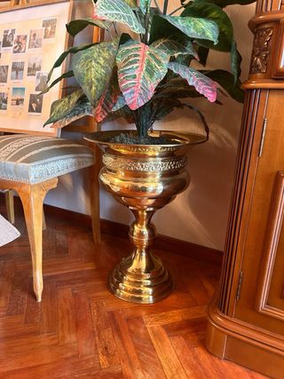 Macetero dorado de metal